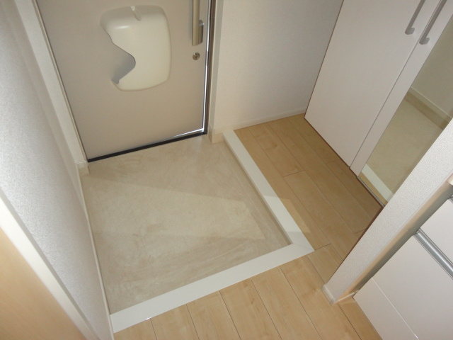 コモドビラN2の玄関