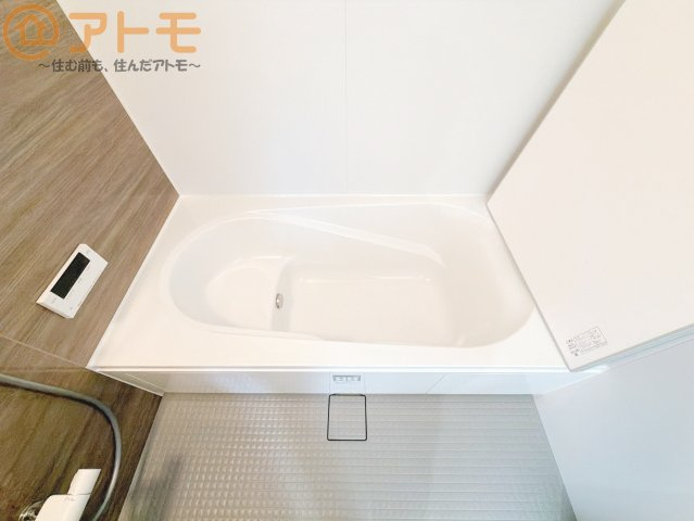 【浴室】 | 駿河区みずほ2丁目　新築戸建　2号棟 | お子様やお年寄りが使いやすいだけでなく、半身浴にも便利なベンチタイプの湯舟です。お湯の節約にも！