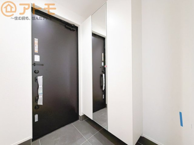 【玄関】 | 駿河区みずほ2丁目　新築戸建　2号棟 | お出かけ前の身だしなみチェックができる全身鏡のある玄関です♪
