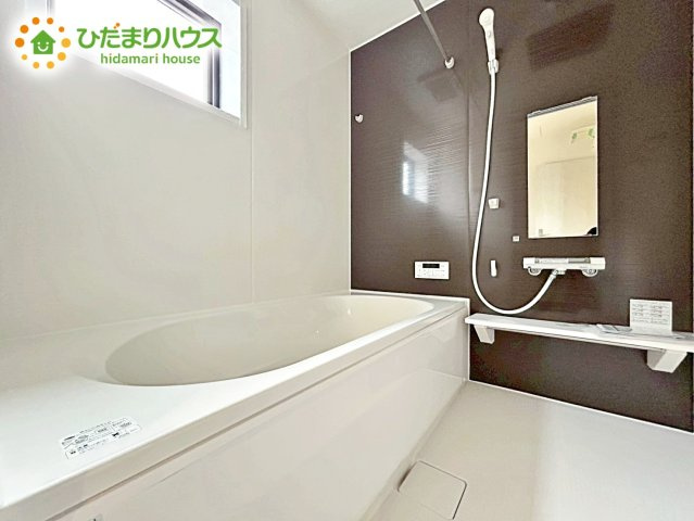 【浴室】 | ひたちなか市稲田10期　新築戸建　4号棟 | ゆっくり半身浴も可能な一坪タイプのバスルームです。広さのあるお風呂ですので、家族で楽しく入るのもいいですし、一人でのびのび、のんびり入ってリフレッシュするのもいいですね。どちらがお好みでしょうか。