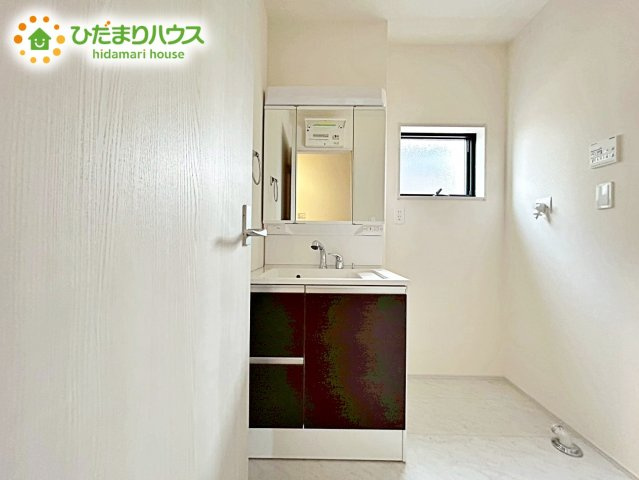 【独立洗面台】 | ひたちなか市稲田10期　新築戸建　4号棟 | 収納スペースが充実した洗面所です。身だしなみチェックもできる三面鏡の裏には、化粧品や整髪料、歯ブラシなど細々した物を収納でき、スッキリとした空間を保てます