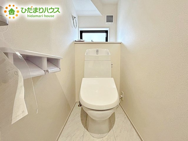 【トイレ】 | ひたちなか市稲田10期　新築戸建　4号棟 | 温水洗浄便座なら、年中温かいので、安心して座ることができます。さらに、身体が冷えることもないため、便座カバーを付ける必要もありません。
