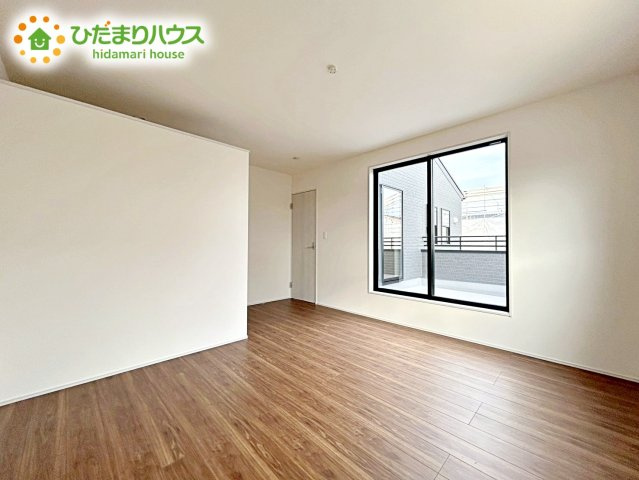 【寝室】 | ひたちなか市稲田10期　新築戸建　4号棟 | 質の良い睡眠で一日の疲れを癒す空間で気持ちの良い一日のスタートを切ることができます。バルコニーへ出入りでき、洗濯物干しや布団干しもラクラクです。