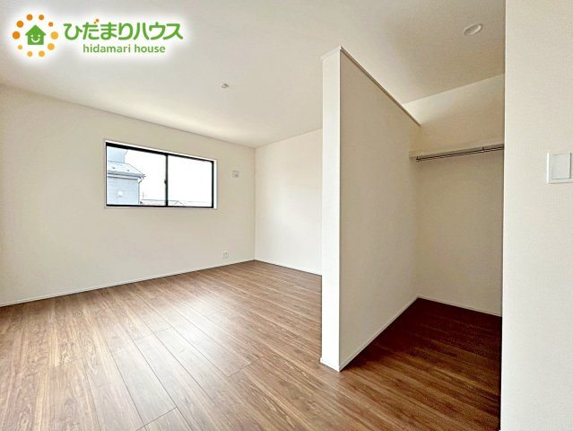 【寝室】 | ひたちなか市稲田10期　新築戸建　4号棟 | 主寝室は広々していて安らげる空間に。大きな窓から光が差し込み、朝の目覚めも良さそう♪