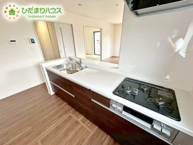【キッチン】 | ひたちなか市稲田10期　新築戸建　4号棟 | キッチンには大容量の収納を採用しております。奥までしっかりと収納として活用でき、取り出す時も手前の物をどかしたりする手間など掛かりません、キッチン周りをいつもスッキリにしておけます。