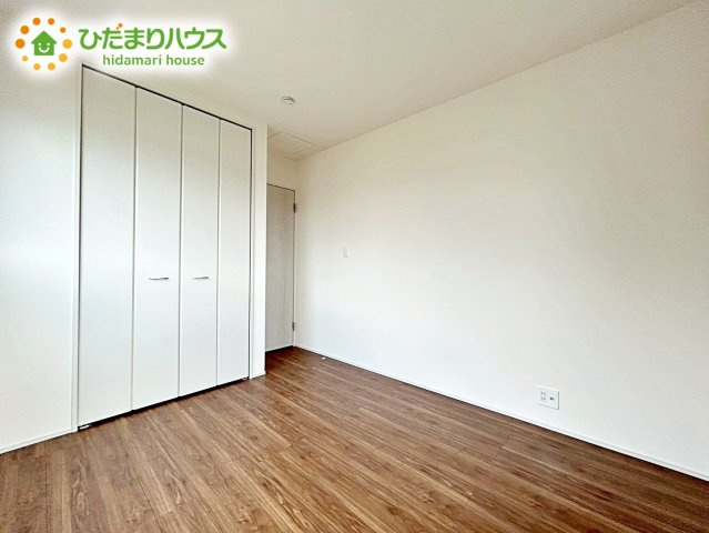 【洋室】 | ひたちなか市稲田10期　新築戸建　4号棟 | 白を基調とした明るく爽やかな子ども室。自分の時間に集中できる、落ち着きのある居室です。学習机やベッドなどの家具もゆとりを持って配置できます。