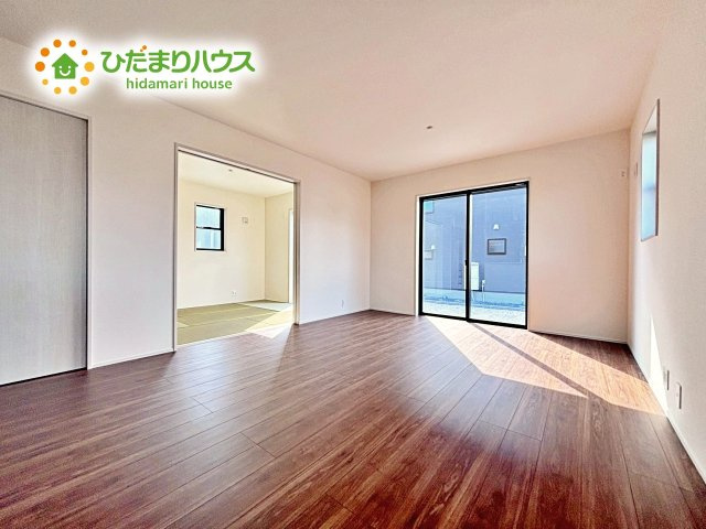 【居間・リビング】 | ひたちなか市稲田10期　新築戸建　4号棟 | 大きな窓が心地よい、リビング。家全体を見渡せるので、自然と家族の会話も弾みそう。