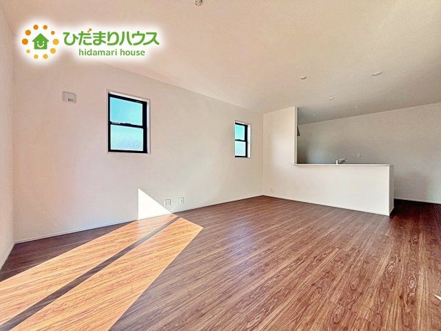 【居間・リビング】 | ひたちなか市稲田10期　新築戸建　4号棟 | 明るく開放的な空間が広がるLDK。室内には豊かな陽光が注ぎ込み、爽やかな住空間を演出。ホームパーティーでもゲストと一緒に料理を楽しみながら楽しい時間を過ごせそう。