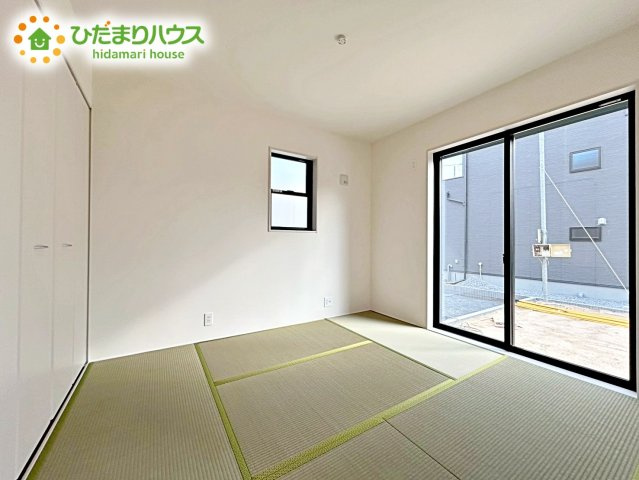【和室】 | ひたちなか市稲田10期　新築戸建　4号棟 | 洗練された空間にやわらかい光が差し込み、お気に入りの家具や小物が映えます。