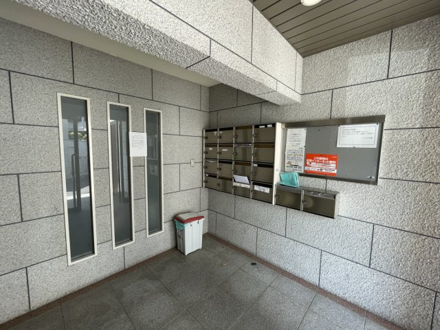 シャトル岩園の内装