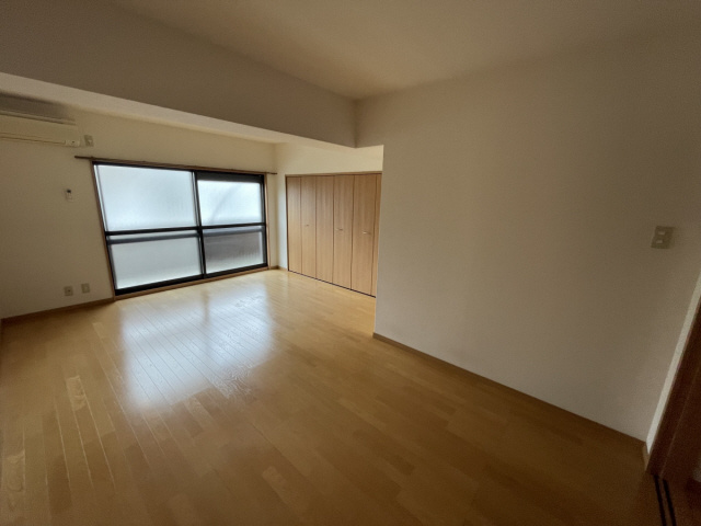 シャトル岩園の居間・リビング