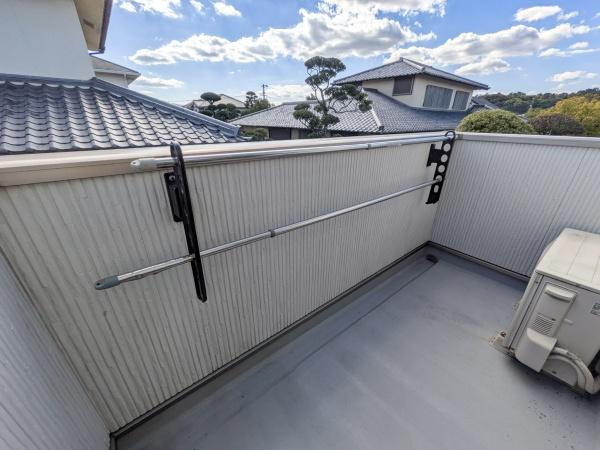 坂ノ市中央　中古のバルコニー|広々としたバルコニーで洗濯物が多くても安心です。高めの壁でプライバシーが保たれ安心感があります。屋外の空間を有効に活用できる設計です。