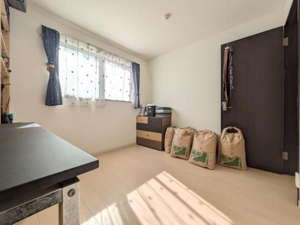 坂ノ市中央　中古の洋室|明るい日差しが差し込む洋室です。ナチュラルなフローリングが空間を広く見せます。シンプルな造りで家具のレイアウトも自由自在です。