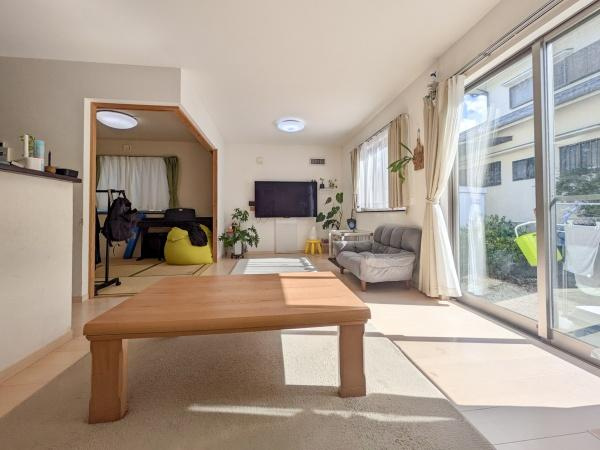 坂ノ市中央　中古の居間・リビング|大きな窓からたっぷりと自然光が差し込むリビング。明るい空間でインテリアもすっきりとした印象です。家具の配置もしやすい広さです。