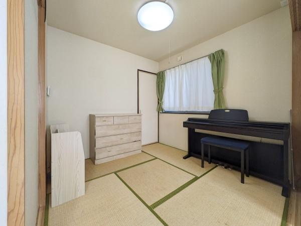 坂ノ市中央　中古の和室|落ち着いた雰囲気の和室です。リビングとつながっており使いやすく、窓があり自然光の入る明るい空間になっています。