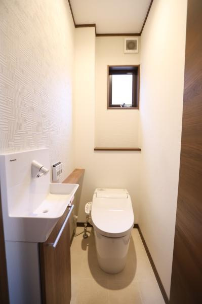 津守　中古のトイレ|シンプルな内装でお手入れがしやすいトイレ。ペーパーホルダーや手洗い器も設置されています。