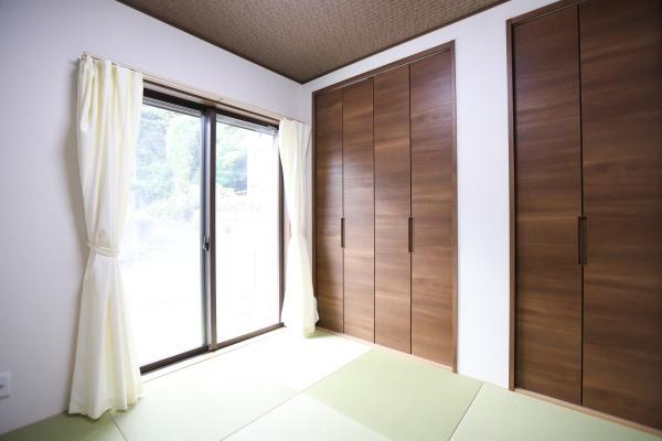 津守　中古の和室|自然光が差し込む和室。収納が充実しているためお部屋がすっきりと片付きます。リビング横に位置しており、お子様の遊び場にも使えそうです。