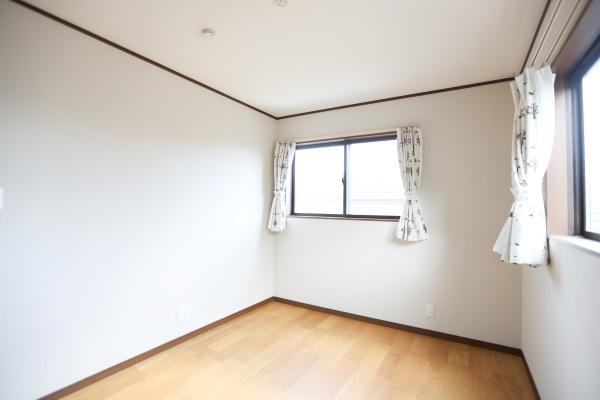 津守　中古の洋室|二面採光で明るさが広がる2階6帖の洋室。木目調のフローリングが温かみを感じさせます。