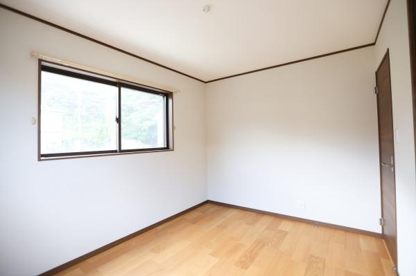 津守　中古の洋室|シンプルな内装で使い勝手の良い洋室。家具の配置もしやすい間取りです。幅広い用途に活用できます。