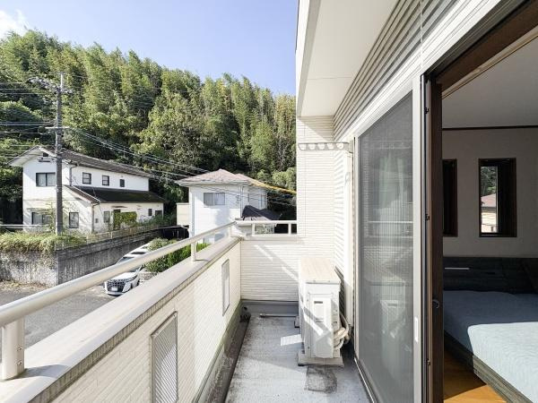 津守　中古のバルコニー|2階約8帖の洋室に繋がるバルコニー。南面で日当たりも良く、高い位置からの眺めが開放的です。