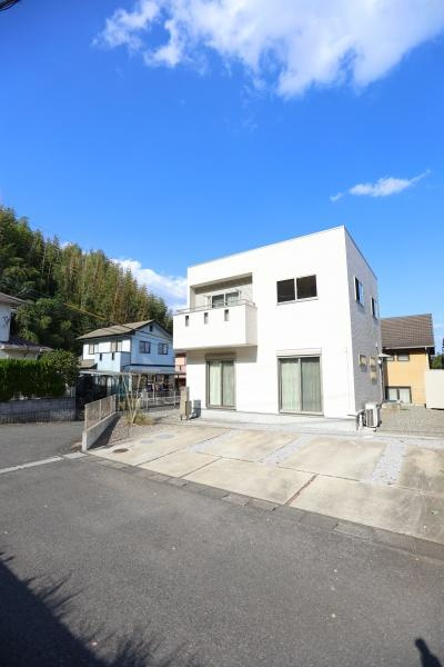 津守　中古の駐車場|ゆとりのある駐車スペースが確保されています。住宅街で車通りも少なく、車の出し入れもスムーズです。前面道路からのアプローチもしやすい配置。複数台の駐車も可能な設計です。