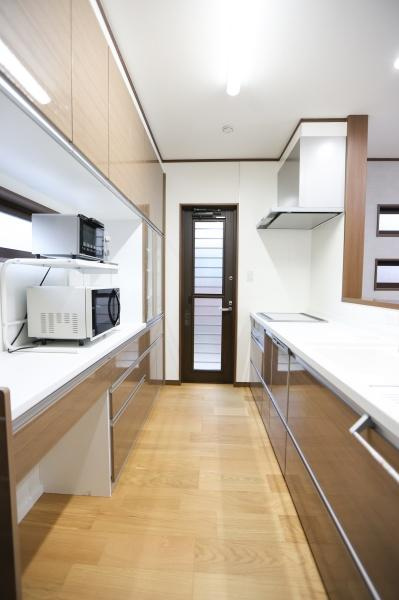 津守　中古のキッチン|生活動線にも配慮した設計のキッチン。収納が豊富で使い勝手の良さに特化しています。