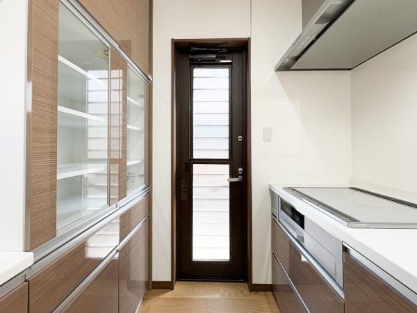 津守　中古のキッチン|キッチンには勝手口があります。買い物したものを直接キッチンに運んだり、ゴミ出しを楽にしたり、キッチンの換気を良くしたりできるため、日々の家事が効率化できます。