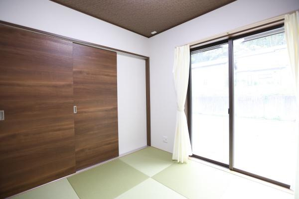 津守　中古の和室|リビングと続き間になっている4.5帖の和室。琉球畳でおしゃれかつ、落ち着く空間の和室。静かにくつろげる空間が広がります。