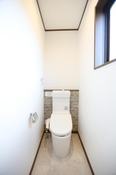 津守　中古のトイレ|シンプルなデザインで清潔感のあるトイレです。明るい印象を与える内装が魅力的で、窓付きのため換気もしやすい仕様となっています。