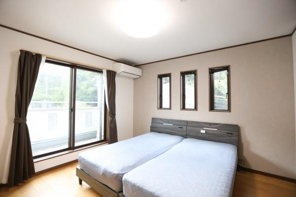 津守　中古の洋室|明るい採光が魅力の2階約8帖の洋室です。窓が複数あり室内に自然な光が差し込みます。シンプルな内装で多様なインテリアに対応しやすい空間です。