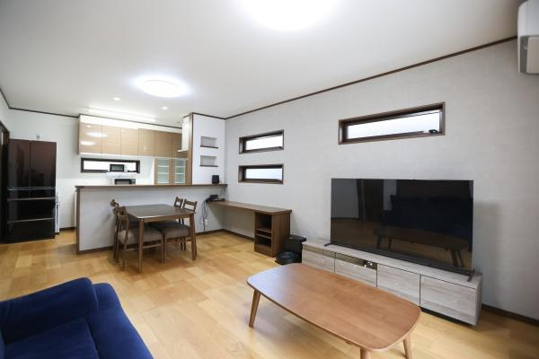 津守　中古の居間・リビング|ナチュラルな色合いのフローリングが空間を明るく演出します。大きな窓から光が入りリビング全体が開放的です。壁面が広く家具の配置がしやすいです。