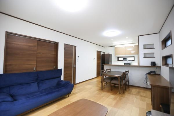 津守　中古の居間・リビング|リビングは明るい自然光が差し込む空間です。木目調の床が温かみを演出しています。開放感があり家具の配置もしやすい間取りです。