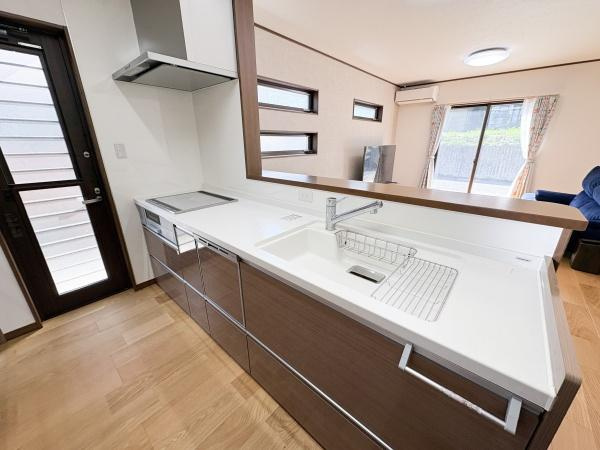 津守　中古のキッチン|大きな作業スペースが確保されており使い勝手が良い設計のキッチン。カウンタータイプのシステムキッチンなのでリビングにいる家族との会話も自然と弾みます。