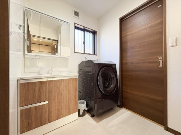 津守　中古の独立洗面台|窓から明るい光が差し込む洗面室。キッチンと洗面室が隣り合わせなので複数の家事を効率よくこなせます。