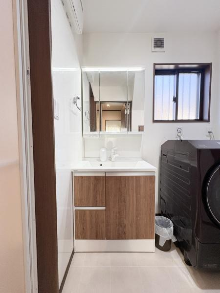 津守　中古の独立洗面台|収納スペースも確保され使いやすさが感じられます。三面鏡タイプで日々のお手入れも快適です。