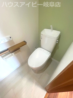 【トイレ】 | ライオンズマンション岐阜シティ第2！3階部分！4LDK！南西角部屋♪JR岐阜駅まで徒歩7分！ | ライオンズマンション岐阜シティ第2！3階部分！4LDK！南西角部屋♪お風呂に窓あります♪JR岐阜駅まで徒歩7分！