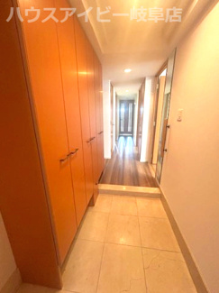 【玄関】 | ライオンズマンション岐阜シティ第2！3階部分！4LDK！南西角部屋♪JR岐阜駅まで徒歩7分！ | ライオンズマンション岐阜シティ第2！3階部分！4LDK！南西角部屋♪お風呂に窓あります♪JR岐阜駅まで徒歩7分！