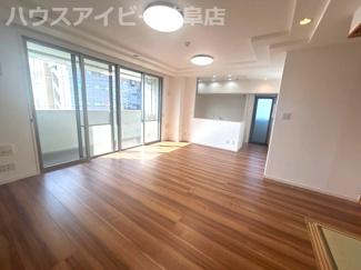 【居間・リビング】 | ライオンズマンション岐阜シティ第2！3階部分！4LDK！南西角部屋♪JR岐阜駅まで徒歩7分！ | ライオンズマンション岐阜シティ第2！3階部分！4LDK！南西角部屋♪お風呂に窓あります♪JR岐阜駅まで徒歩7分！