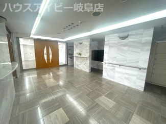 【エントランス】 | ライオンズマンション岐阜シティ第2！3階部分！4LDK！南西角部屋♪JR岐阜駅まで徒歩7分！ | ライオンズマンション岐阜シティ第2！3階部分！4LDK！南西角部屋♪お風呂に窓あります♪JR岐阜駅まで徒歩7分！