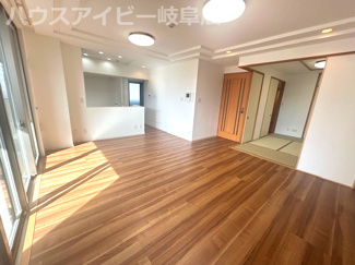 【居間・リビング】 | ライオンズマンション岐阜シティ第2！3階部分！4LDK！南西角部屋♪JR岐阜駅まで徒歩7分！ | ライオンズマンション岐阜シティ第2！3階部分！4LDK！南西角部屋♪お風呂に窓あります♪JR岐阜駅まで徒歩7分！