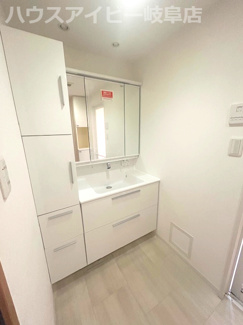 【独立洗面台】 | ライオンズマンション岐阜シティ第2！3階部分！4LDK！南西角部屋♪JR岐阜駅まで徒歩7分！ | ライオンズマンション岐阜シティ第2！3階部分！4LDK！南西角部屋♪お風呂に窓あります♪JR岐阜駅まで徒歩7分！