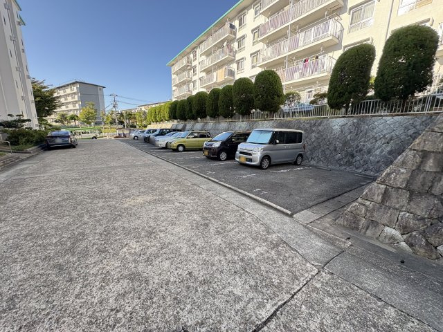 垂水高丸住宅１号棟の駐車場