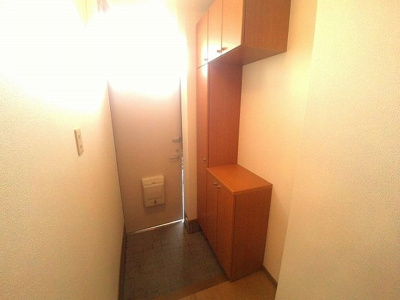 【玄関】 | カーサ・フィオーレ中島Ａ | 収納もある玄関です