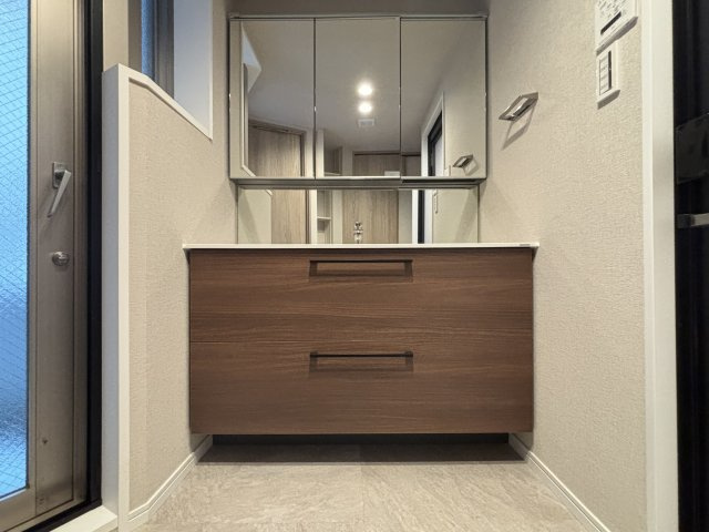 サンクタス本郷の独立洗面台|三面鏡収納がついた洗面化粧台