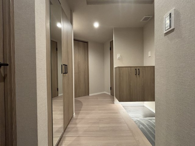 サンクタス本郷の内装|大容量のシューズクローゼットがついた玄関スペース