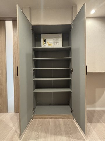サンクタス本郷の収納|廊下部分にはタイルを貼り、高級感を演出
