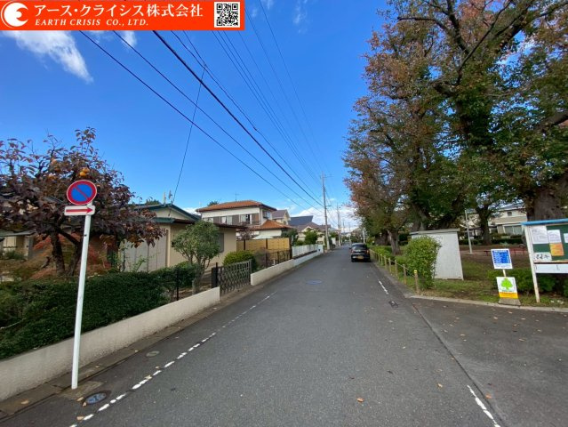 【前面道路含む現地写真】 | 流山市江戸川台東10期　全2区画 | 建築条件なし。思い描いたマイホームを、そのままカタチに。陽当たりも良く、ガーデニングや家庭菜園にもぴったりのゆとりある敷地。資産としても魅力のある立地で、将来を見据えた住まい選びを。