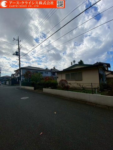 【前面道路含む現地写真】 | 流山市江戸川台東10期　全2区画 | 新しい家が増えても、空の広さはそのまま。春には桜、夏には青空、秋にはやわらかな光。季節ごとに表情を変える街で、長く暮らせる安心を。