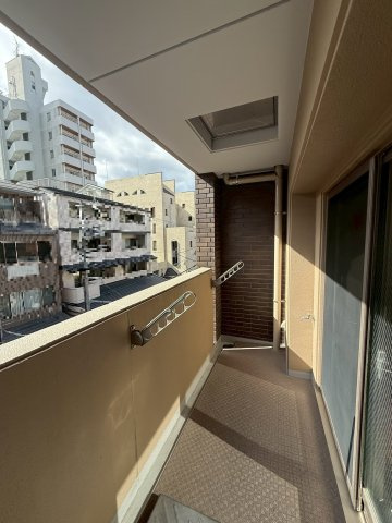 コンフォール室町六角のバルコニー|南に面したバルコニーです。