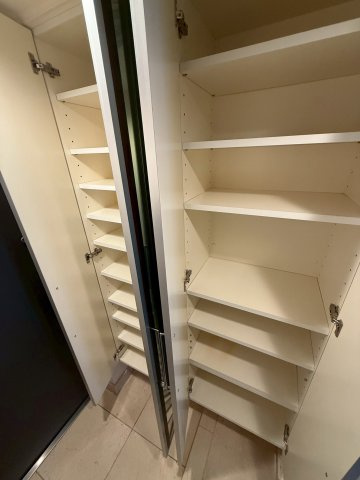 コンフォール室町六角の玄関|玄関のシューズボックスです。